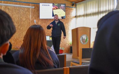 Estudiantes del Liceo Agrícola de Quillota se capacitan en Monitoreo de Insectos